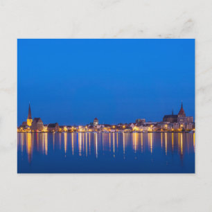 Carte Postale Vue sur la ville de Rostock en Allemagne la nuit