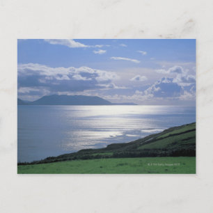 Carte Postale vue sur une pente herbeuse au bord de la mer