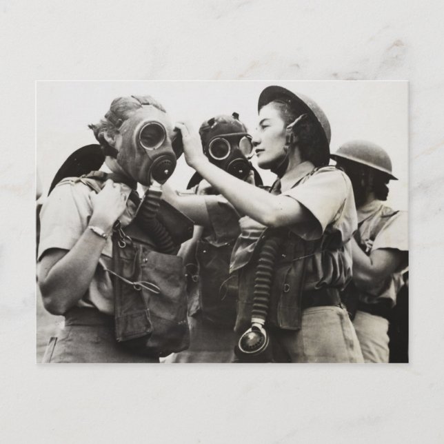 Carte Postale WAAF portant des masques à gaz (Devant)