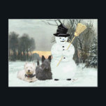 Carte Postale Westie & Scottie Construire un Snowman<br><div class="desc">Oui, ils l'ont construit eux-mêmes ! ! Ce Westie et Scottie passent une bonne journée d'hiver ensemble ! Avez-vous un Westie et Scottie, nous le faisons ! Ces designs sont créés à partir de mon oeuvre originale et disponibles sur les vêtements, la nouveauté et les cadeaux! Profite ! !</div>