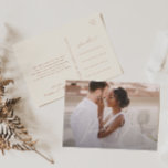 Carte Postale Whimsical Desert Beige Horizontal Photo Merci<br><div class="desc">Cette photo horizontale beige du désert et fantaisie merci carte postale est parfaite pour votre simple mariage rustique aux tons beige et terre cuite de l'ouest. La palette de couleurs de saumons neutres est vintage au sud-ouest avec une touche rétro moderne. Le script est une délicate calligraphie minimaliste manuscrite qui...</div>