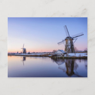 Carte Postale Windmills en hiver le long d'une rivière gelée