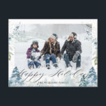 Carte Postale Winter Wonderland Alpine Snowy Christmas Photo<br><div class="desc">Personnalisez cette carte postale de Noël chic pour la famille des merveilles hivernales avec votre photo de famille et vos salutations de saison facilement et rapidement,  appuyez simplement sur le bouton customiser pour réorganiser et formater le style et le placement du texte. c) Le Happy Cat Studio</div>