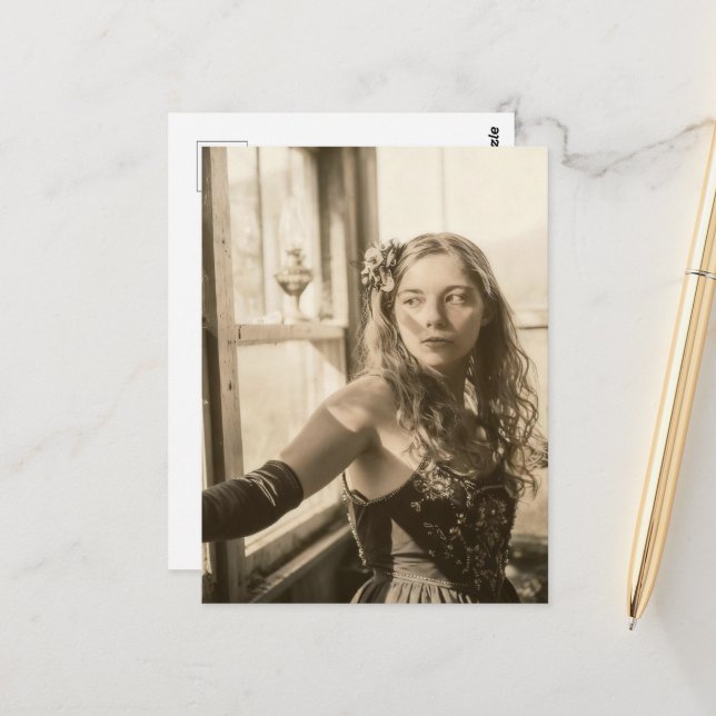 Carte Postale Woman in a Greenhouse Sepia Vintage (Devant/Arrière en situation)
