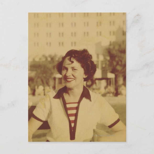 Carte Postale Woman Sitting Outside (Devant)