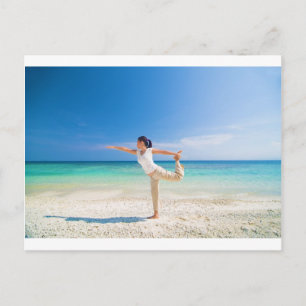 Carte Postale yoga de plage pratiqué par une asiatique mûrie