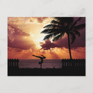 Carte Postale Yoga sur la plage au coucher du soleil