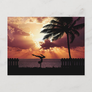 Carte Postale Yoga sur la plage au coucher du soleil