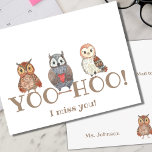 Carte Postale Yoo-hoo Chouettes d'aquarelle Je me manque enseign<br><div class="desc">Ces chouettes yoo-hoo sont prêtes à surprendre vos étudiants (ou ceux qui vous sont chers !) ! Obtenir le courrier réel est une façon tellement spéciale et amusante de faire savoir à quelqu'un que vous manquez et pensez à eux! Parfait pour les enseignants de jeunes élèves en période de socialisation....</div>