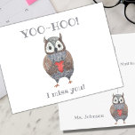 Carte Postale Yoo-hoo Heart Owl Je me manque enseignant de l'éco<br><div class="desc">Cette chouette yoo-hoo est prête à surprendre vos étudiants (ou ceux qui vous sont chers !) ! Obtenir le courrier réel est une façon tellement spéciale et amusante de faire savoir à quelqu'un que vous manquez et pensez à eux! Parfait pour les enseignants de jeunes élèves en période de socialisation....</div>