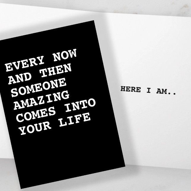 Carte Quelqu'un d'extraordinaire entre dans votre vie (Someone amazing comes into your life, here I am humor card by Ricaso. A witty, funny card for anyone)