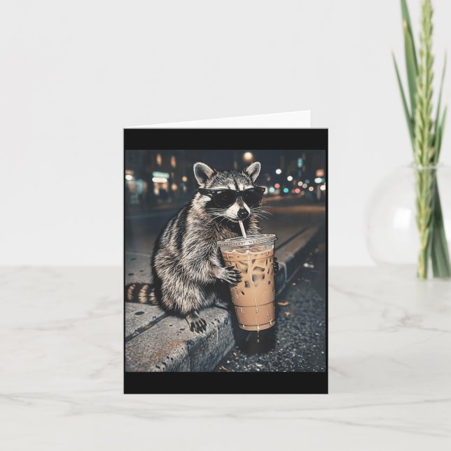 Carte Raton laveur buvant un café glacé Mème d'animal dr (Devant)