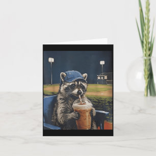 Carte Raton laveur de baseball drôle buvant un café glac