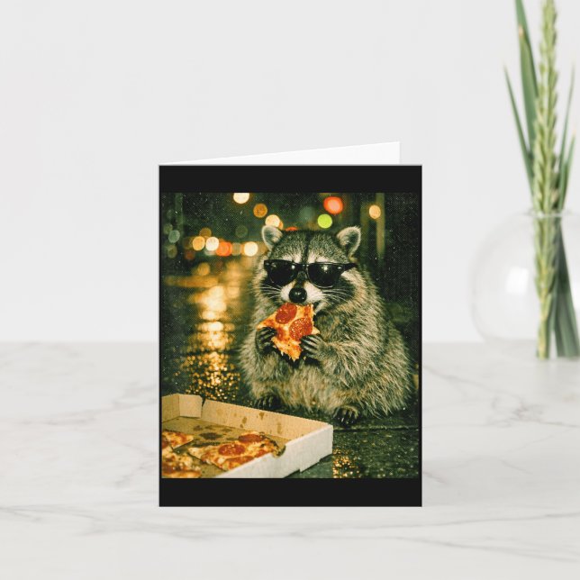 Carte Raton laveur drôle mangeant une pizza animal mème  (Devant)