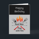 Carte Real Men Jouer avec Fire Fun BBQ Anniversaire<br><div class="desc">Real Men Play with Fire Fun BBQ Grill Citation Parfait pour tout homme de votre vie qui aime le Barbeque BBQ</div>