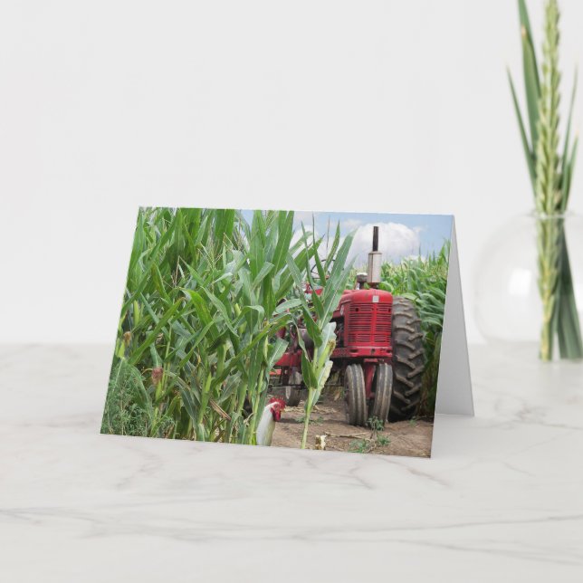 Carte Red Farm Tractor dans un Cornfield Anniversaire (Devant)