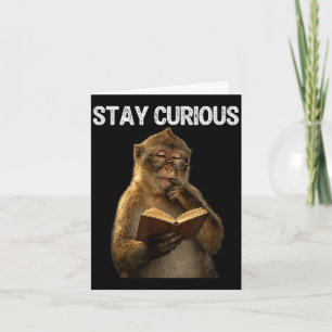 Carte Restez curieux singe drôle bibliophile lisant un l