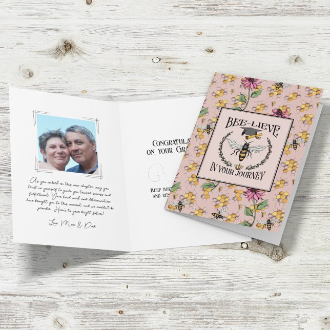 Carte Rose Gold Bee-lieve dans votre voyage Queen Bee (3 editable texts & custom photo. Queen Bee, floral pattern, Graduate Cap & Scroll, & pattern on back)
