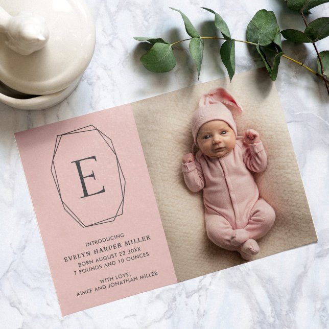 Carte rose moderne faire-part de naissance (Modern monogram birth announcement card in pink)