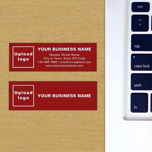 Carte rouge de marque d'affaires sur mini-taille (The front and back of the red mini business card with your brand)
