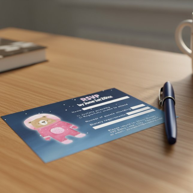 Carte RSVP à thème spatial de l'astronaute rose (Pink Astronaut Bear Space-Themed RSVP Card.)