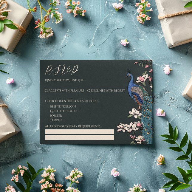 Carte RSVP Black Peacock moderne (Modern Black RSVP Card. Hand Drawn Illustration of Peafowl Peacock on Magnolia Tree Branch in Bloom)