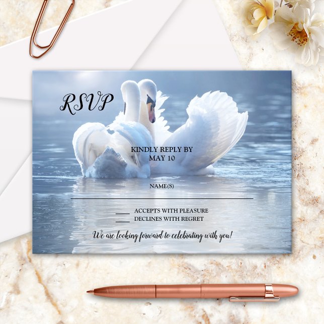 Carte RSVP de mariage amoureux du cygne du lac rom (Romantic wedding RSVP card featuring two swans in love on a sunlit lake)
