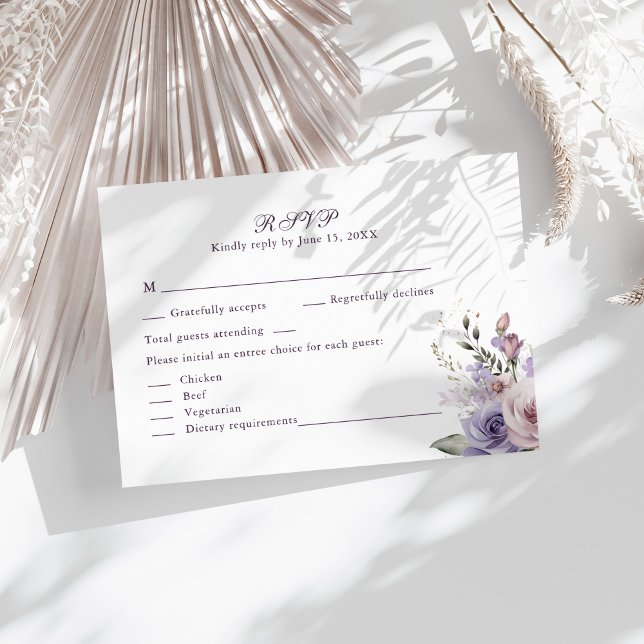 Carte RSVP de mariage Boho Mauve et Lilac (Boho Mauve and Lilac Flowers Wedding RSVP Card on a sunny table with boho white dry botanicals.)