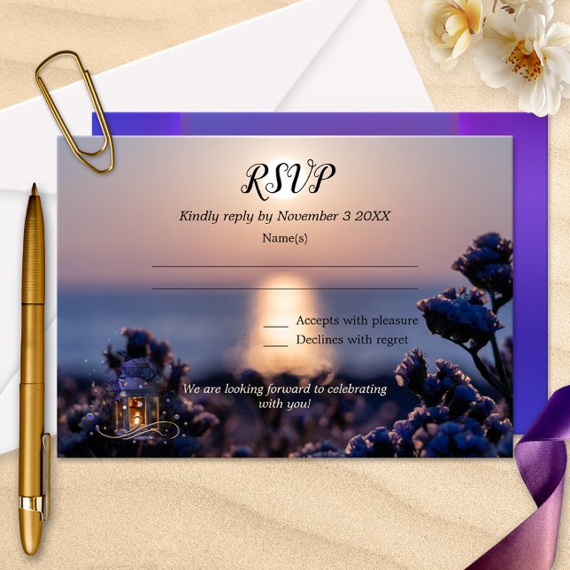 Carte RSVP de mariage d'hiver du coucher du soleil (Wedding RSVP card featuring a coastal sunset and romantic lantern with sparkling lights)