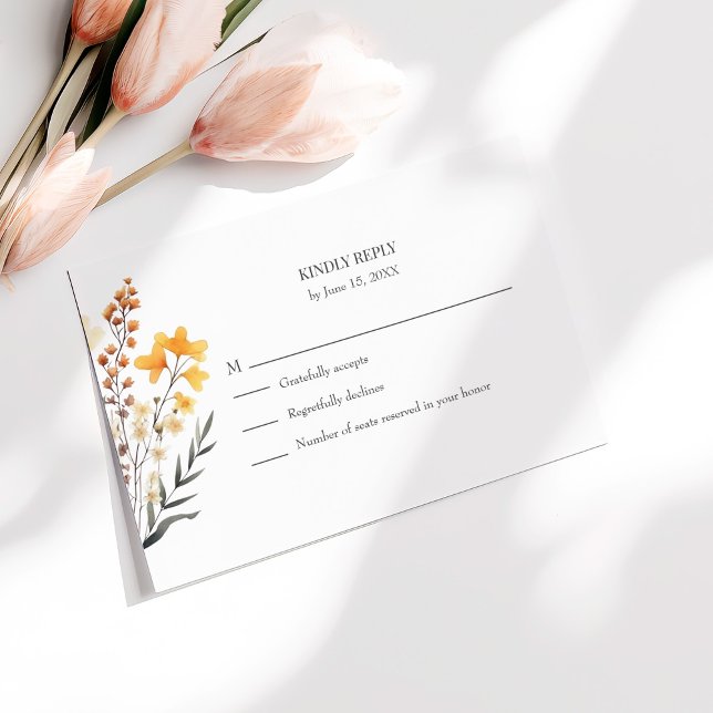 Carte RSVP de mariage du Fleur sauvage de pêche (Peach Wildflower Meadow Wedding RSVP Card on a sunny table with pale pink flowers.)