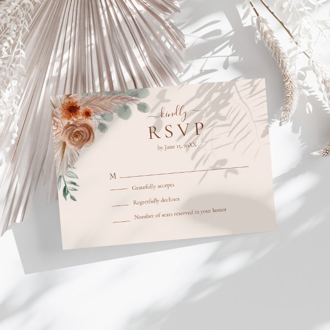 Carte RSVP de mariage en laiton de la Pampas en te (Terracotta Floral Pampas Grass Wedding RSVP Card on a sunny table with white boho dry botanicals.)