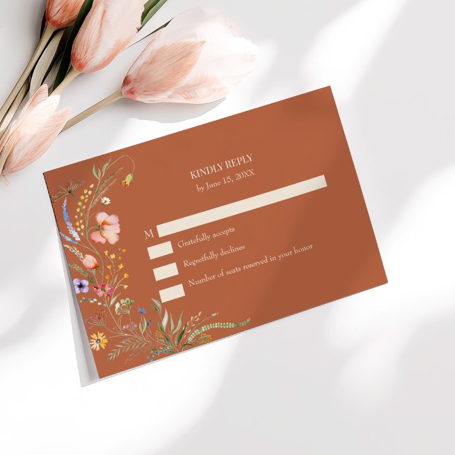 Carte RSVP de mariage Fleur sauvage en terre cuite (erracotta Wildflower Meadow Wedding RSVP Card on a sunny table with pale pink flowers.)