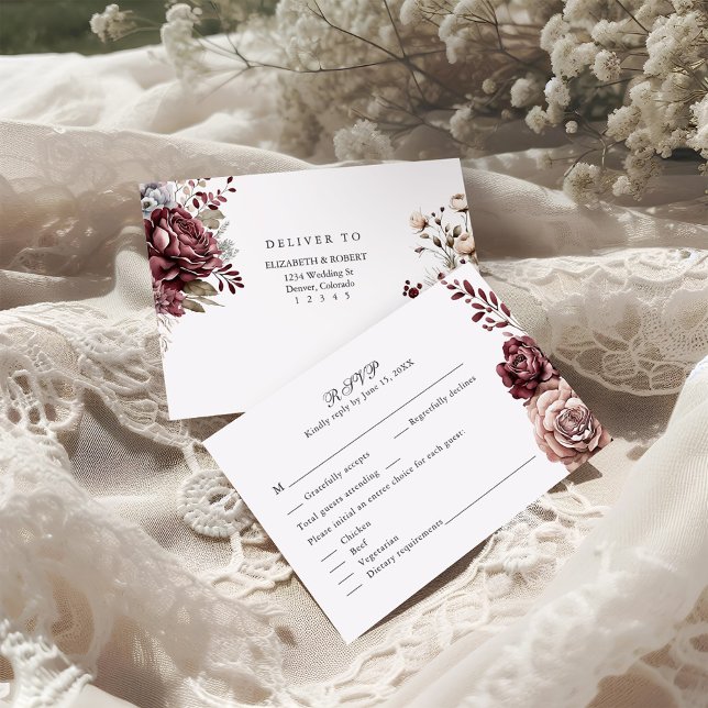 Carte RSVP de mariage floral Boho Bourgogne (Burgundy Boho Floral Wedding RSVP Card surrounded with wedding decoration and white flowers)