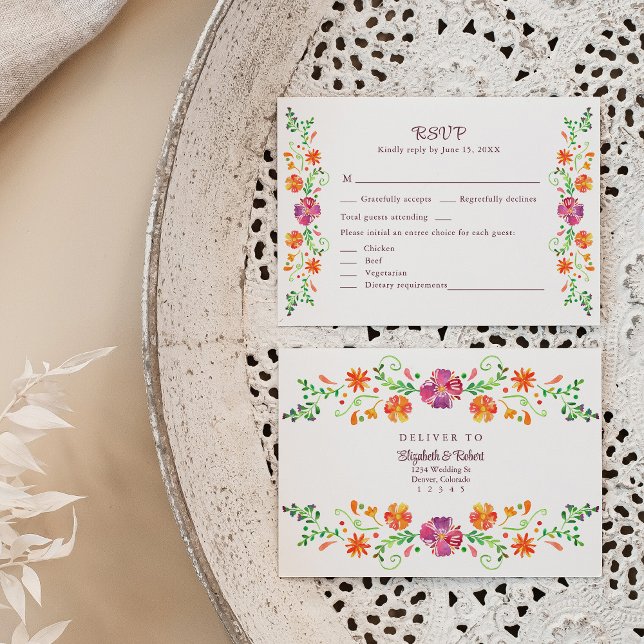 Carte RSVP de mariage Floral mexicain coloré (Colorful Mexican Floral Fiesta Wedding RSVP Card on a neutral boho wedding table.)