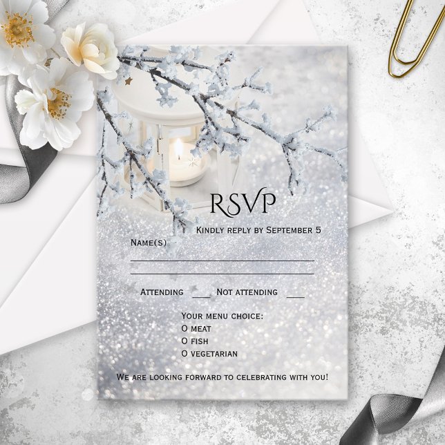 Carte RSVP de mariage hivernal à neige mousseuse (RSVP card showing a candle lit lantern in sparkling white snow with a snow covered tree branch)