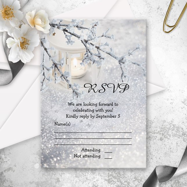 Carte RSVP de mariage hivernal à neige mousseuse (Winter wedding RSVP card featuring a candle lit lantern in sparkling white snow)