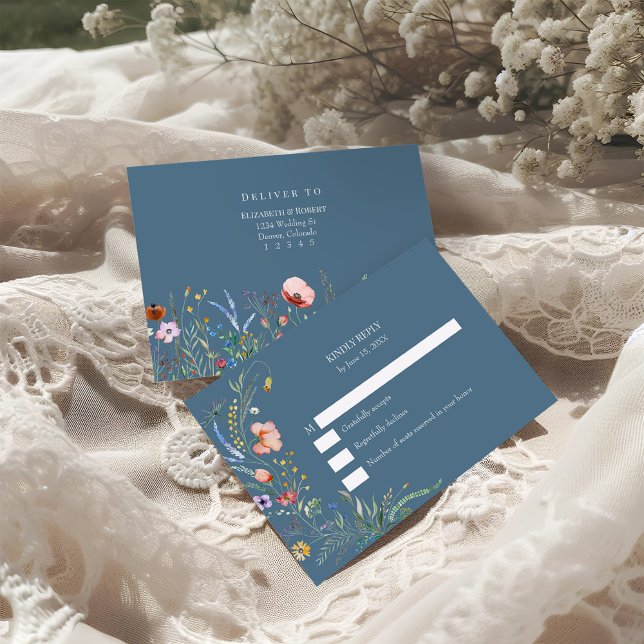 Carte RSVP Dusty Blue Fleur sauvage Meadow Wedding (Dusty Blue Wildflower Meadow Wedding RSVP Card on a boho wihte wedding table.)