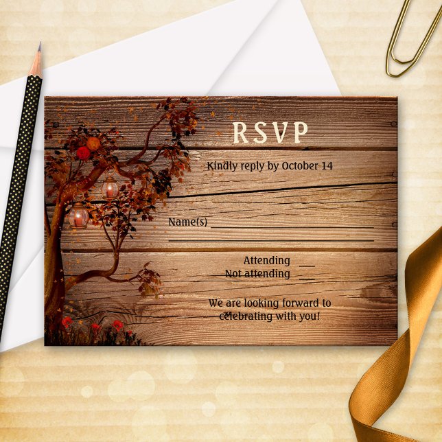 Carte RSVP Mariage de automne pour lumières romant (RSVP card featuring an autumn tree with fall leaves, roses and candle lit lanterns on rustic wood)