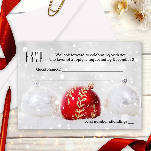 Carte RSVP Sparkings neige Silver Noël (Christmas or Holiday party RSVP card featuring silver and red Christmas baubles and sparkling light )