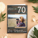 Carte Rustic Wood Funny 70e anniversaire Photo<br><div class="desc">70 Alors quel Rustic Wood drôle 70e Carte photo d'anniversaire. Il est livré avec une citation inspirante et drôle Elle`s 70 So What sur un arrière - plan rustique en bois foncé et est parfait pour une personne avec un sens de l'humour. Vous pouvez modifier l'âge et le personnaliser avec...</div>