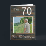 Carte Rustic Wood Inspirational 70th Birthday Photo<br><div class="desc">70 Alors quel Rustic Wood Inspirational 70th Birthday Carte photo. Il est livré avec une citation drôle et inspirante I`m 70 So What sur un rustique arrière - plan de texture bois foncé et est parfait pour une personne avec un sens de l'humour. Vous pouvez modifier l'âge et le personnaliser...</div>