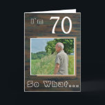 Carte Rustic Wood Inspirational 70th Birthday Photo<br><div class="desc">70 Alors quel Rustic Wood Inspirational 70th Birthday Carte photo. Il est livré avec une citation drôle et inspirante I`m 70 So What sur un rustique arrière - plan de texture bois foncé et est parfait pour une personne avec un sens de l'humour. Vous pouvez modifier l'âge et le personnaliser...</div>