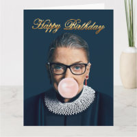 Ruth Bader Ginsburg soufflant du bubble gum rose