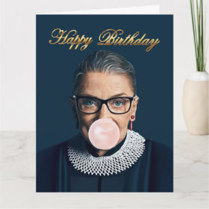 Carte Ruth Bader Ginsburg soufflant du bubble gum rose