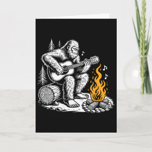 Carte Sasquatch jouant de la guitare au feu de camp drôl
