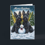 Carte Scottish Terriers et Noël des Snowman<br><div class="desc">Envoyez des voeux de vacances chaleureux avec cette carte de Noël pleine de charme avec deux adorables Scottish Terriers assis fièrement à côté d'un bonhomme de neige joyeux dans un pays merveilleux d'hiver enneigé. Derrière les Terriers écossais, le soleil se couche derrière des arbres enneigés et une lueur dorée remplit...</div>