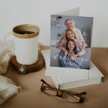 Carte Script moderne simple et photo | Nous vous aimons<br><div class="desc">Cette carte simple et élégante de la Fête des Mères pour votre grand-mère ou votre gigi présente votre photo personnelle préférée, avec un script manuscrit moderne blanc qui dit "We Love You Gigi" avec un coeur tiré à la main mignon. Le texte intérieur dit "fête de la mère heureuse", mais...</div>