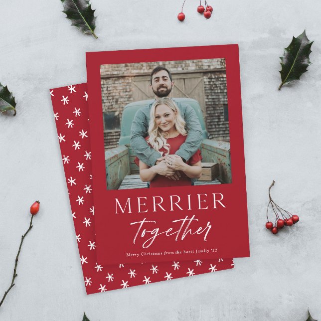 Carte Script Photo Joyeux Noël Plus Joyeux Ensemble (Modern Red and White Merrier Together Script Photo Christmas Holiday Cards.)