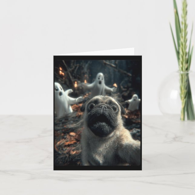 Carte Selfie de Pug drôle avec des fantômes dans une for (Devant)