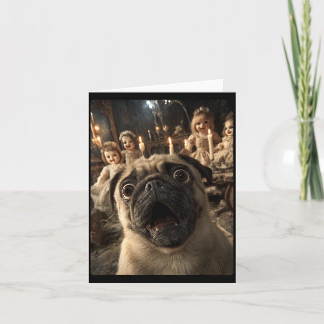 Carte Selfie de pug drôle avec des poupées effrayantes s (Devant)